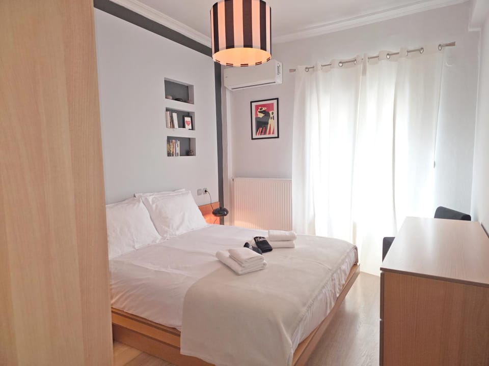 Photo of the whole room, Bedroom, air conditioner