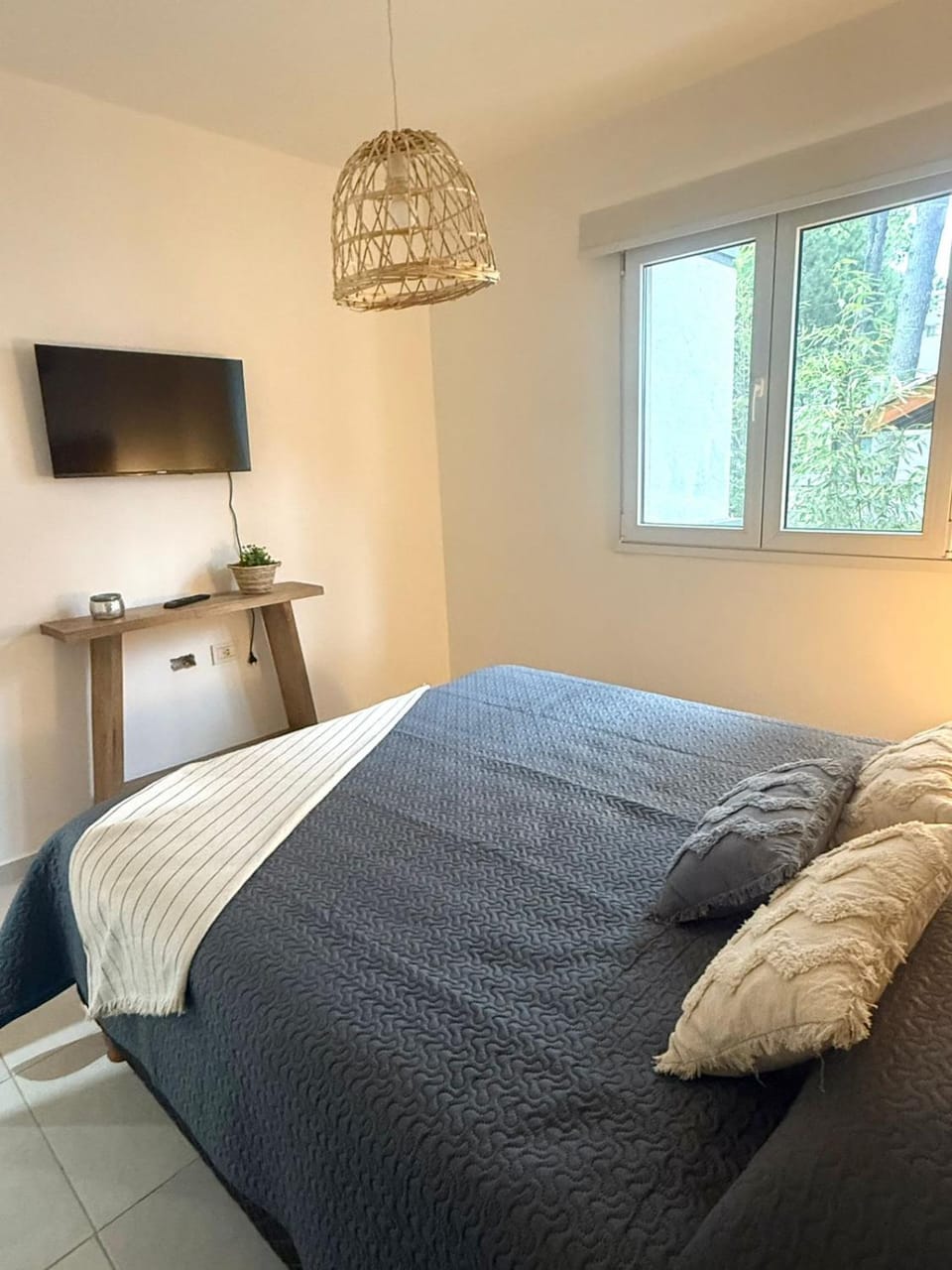 Bed, TV and multimedia, Bedroom