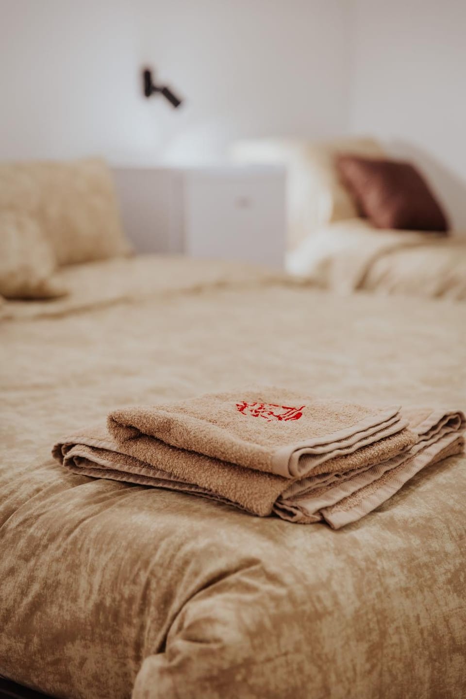 Bed, Bedroom, towels