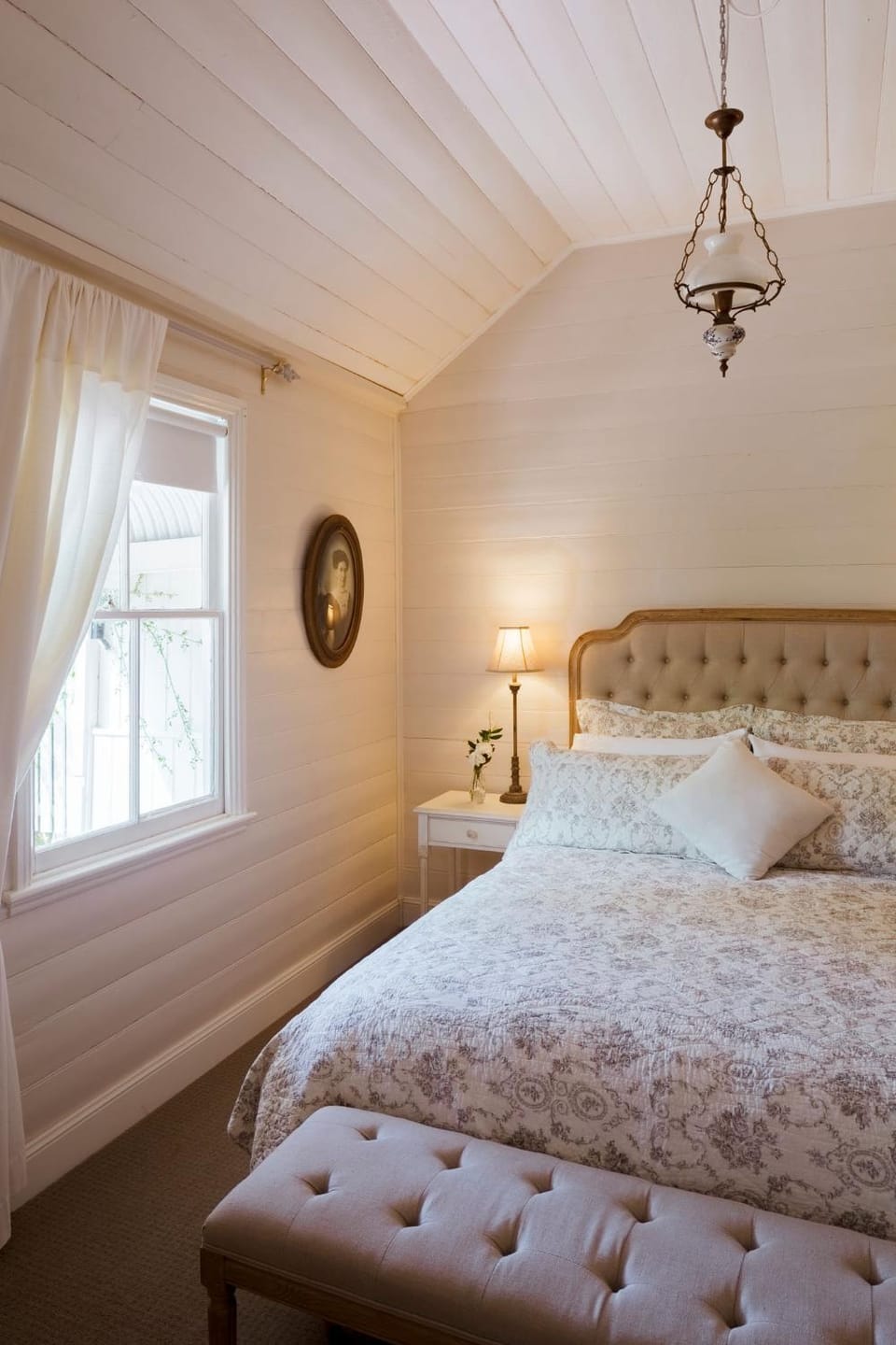 Bed, Photo of the whole room, Bedroom, Street view