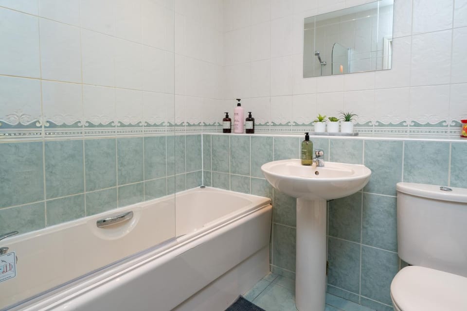 3BR House Sleeps 6 with Parking Near Ormeau Park Apartment in Belfast