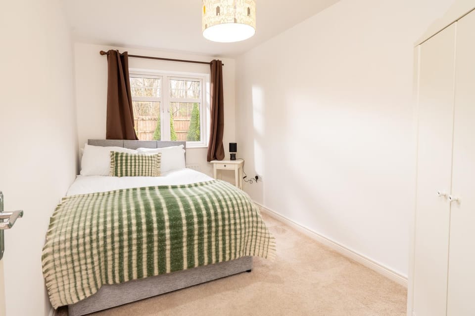 3BR House Sleeps 6 with Parking Near Ormeau Park Apartment in Belfast