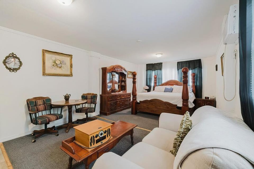 Bed, Living room, Photo of the whole room, Dining area, Bedroom