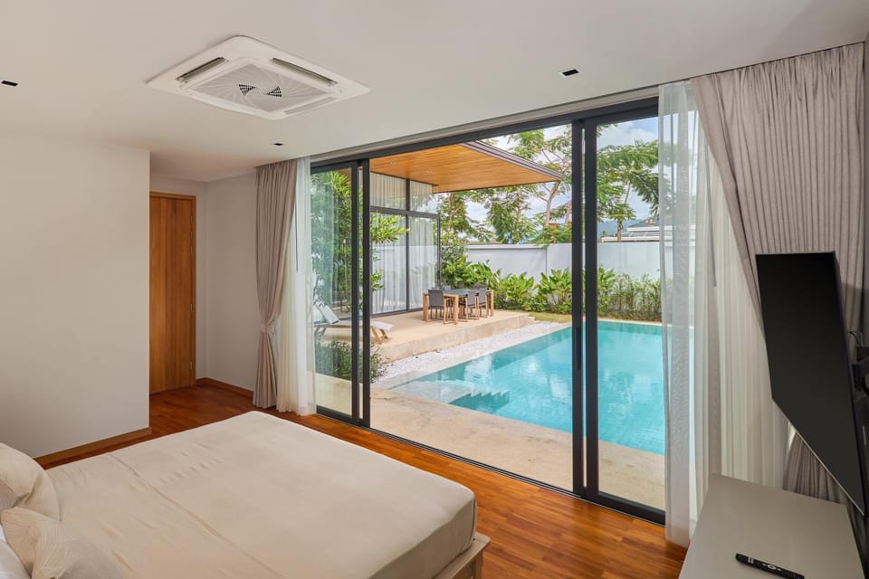 Bed, TV and multimedia, Bedroom, Pool view, air conditioner