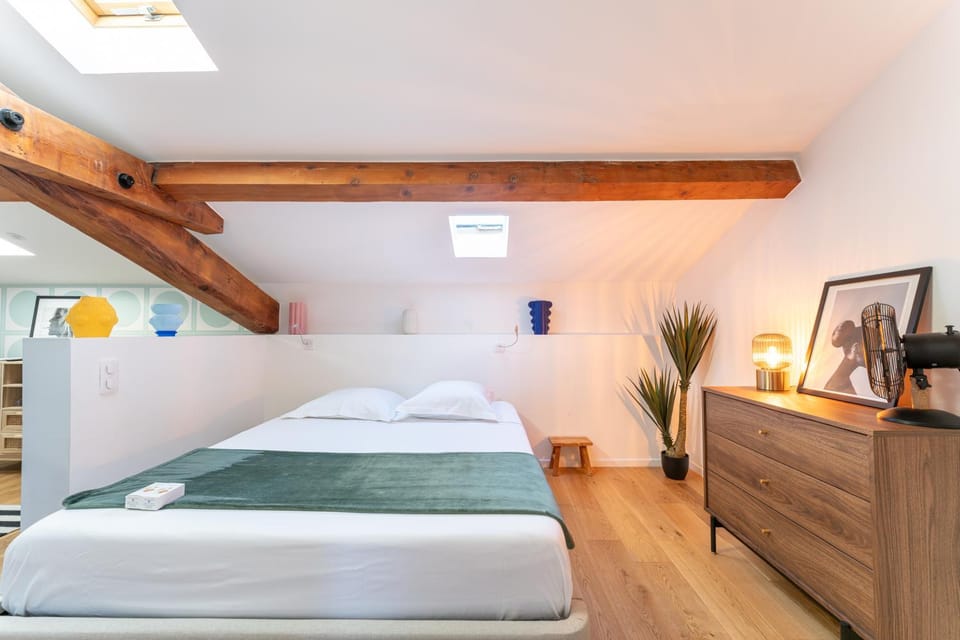 Bed, Photo of the whole room, Bedroom, concierge, heating, heating, wardrobe, air conditioner, air conditioner