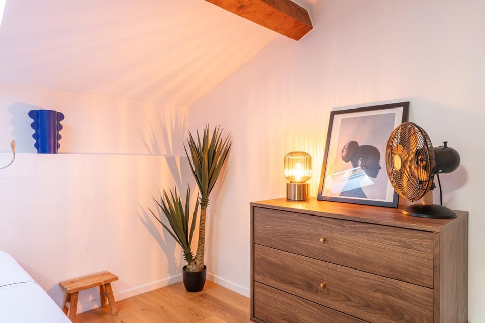 Bedroom, concierge, wardrobe