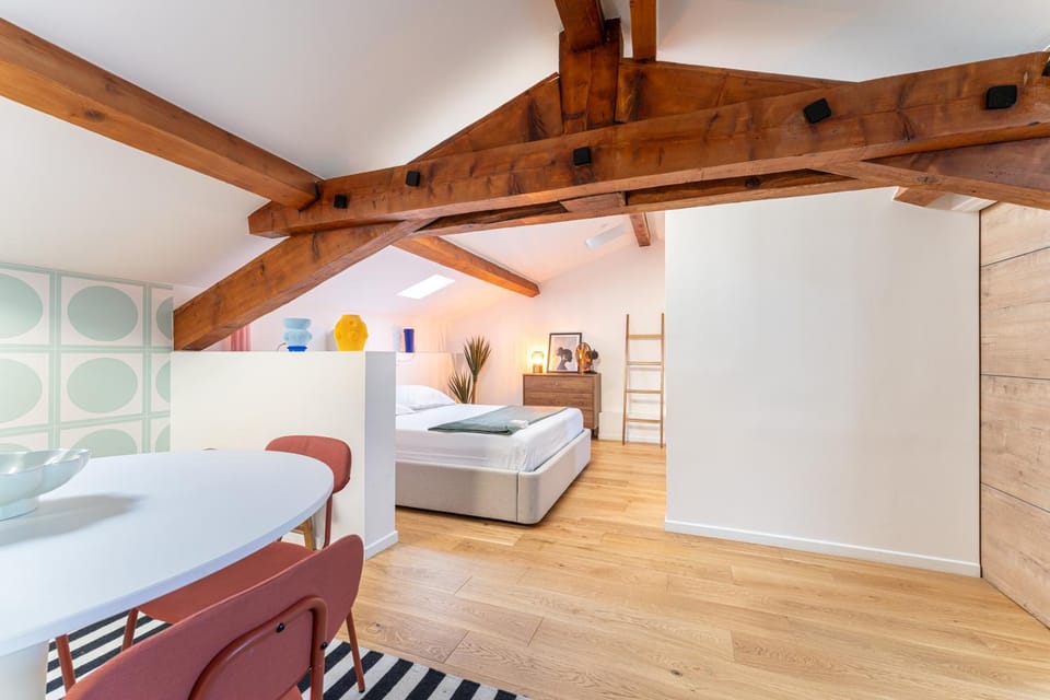 Seating area, Dining area, Bedroom, concierge