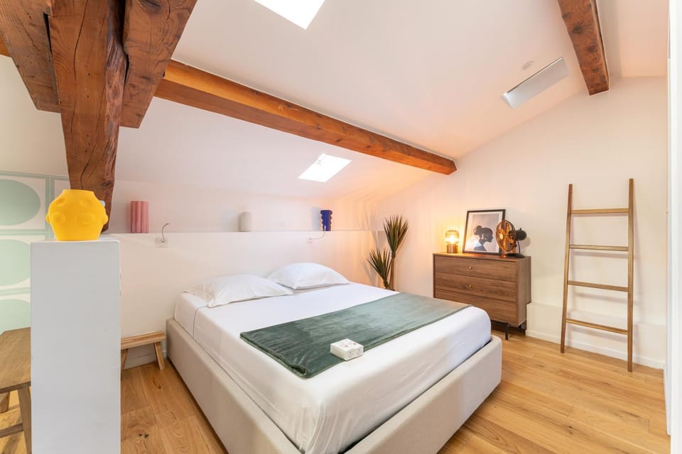 Bed, Photo of the whole room, Bedroom, concierge, heating, heating, wardrobe, air conditioner, air conditioner