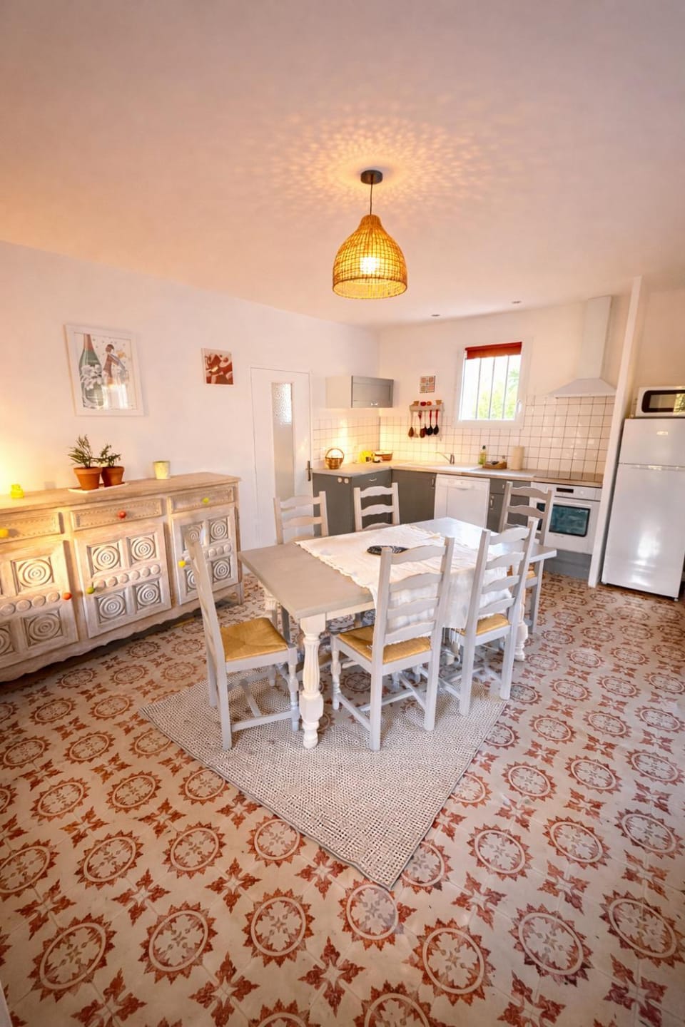 Kitchen or kitchenette, Dining area
