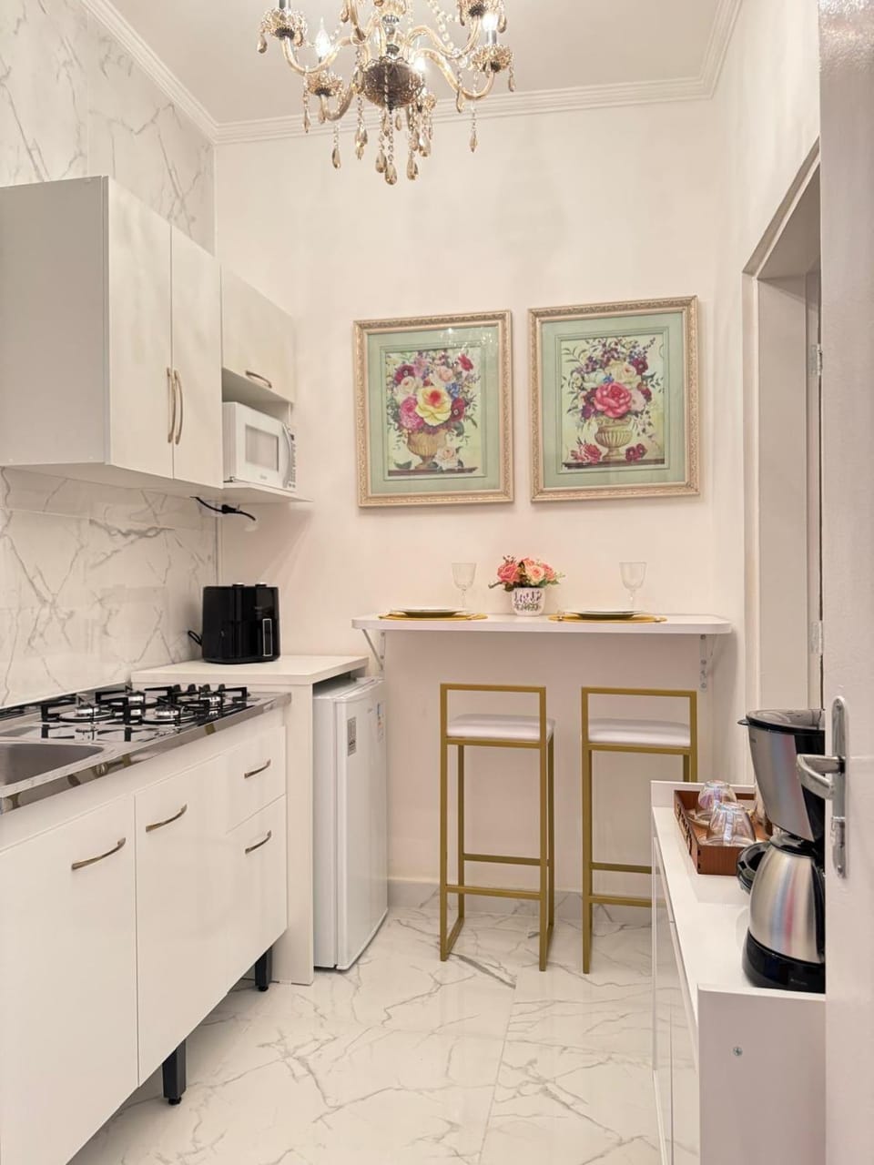 Coffee/tea facilities, Kitchen or kitchenette, Dining area, minibar, oven, stove