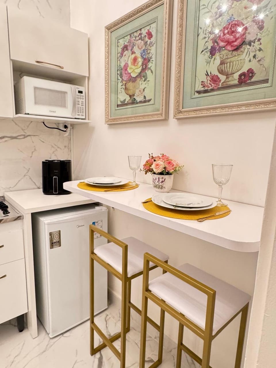 Kitchen or kitchenette, Dining area, minibar, oven, stove