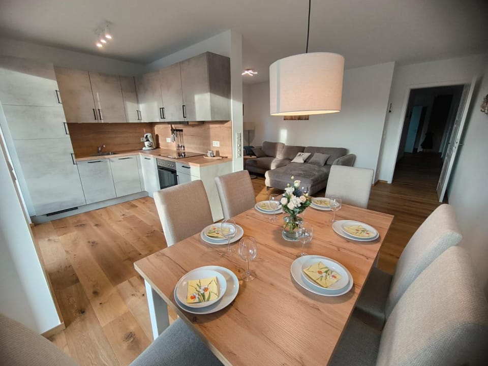 Kitchen or kitchenette, Food and drinks, Seating area, Dining area, Food, oven, pet friendly, stove