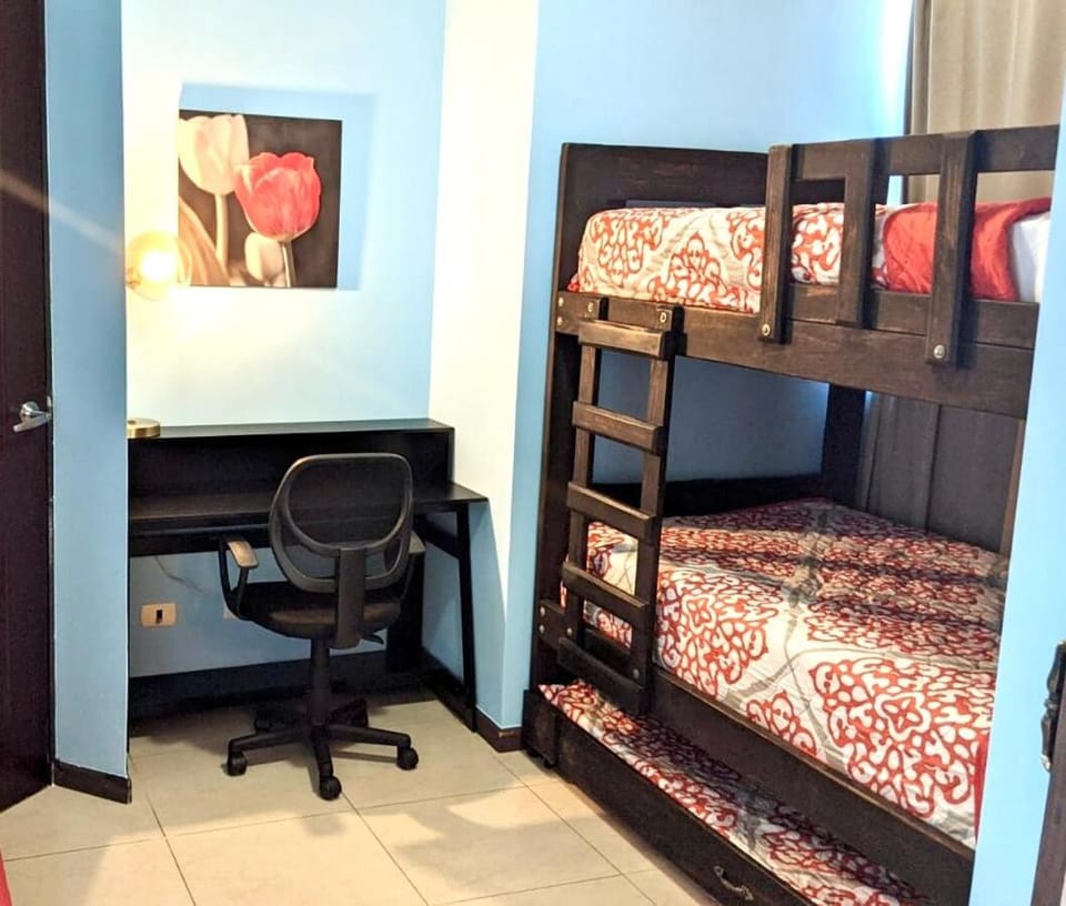 Bedroom, bunk bed