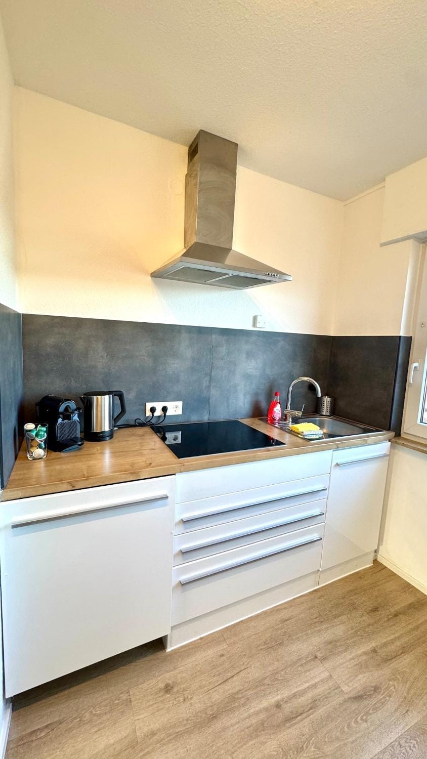 Coffee/tea facilities, Kitchen or kitchenette, stove