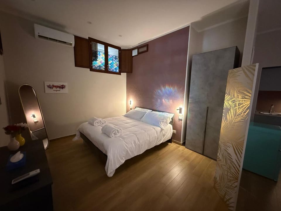 Bed, TV and multimedia, Photo of the whole room, Bedroom, air conditioner