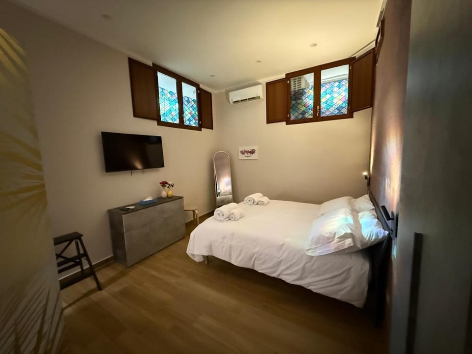 Bed, TV and multimedia, Bedroom