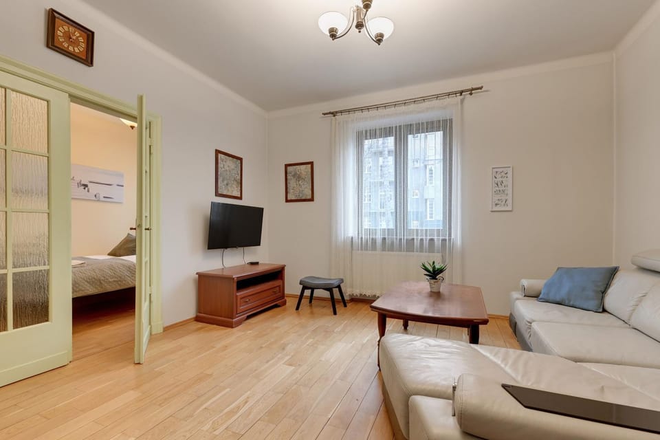 Bed, TV and multimedia, Living room, Photo of the whole room, Seating area, Bedroom