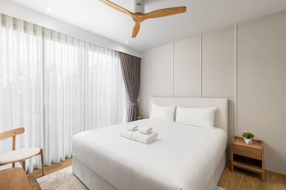 Bed, Bedroom, towels