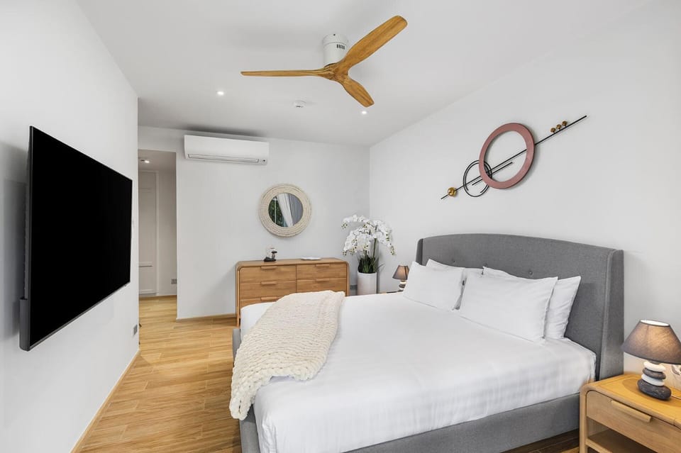 Bed, TV and multimedia, Bedroom, air conditioner