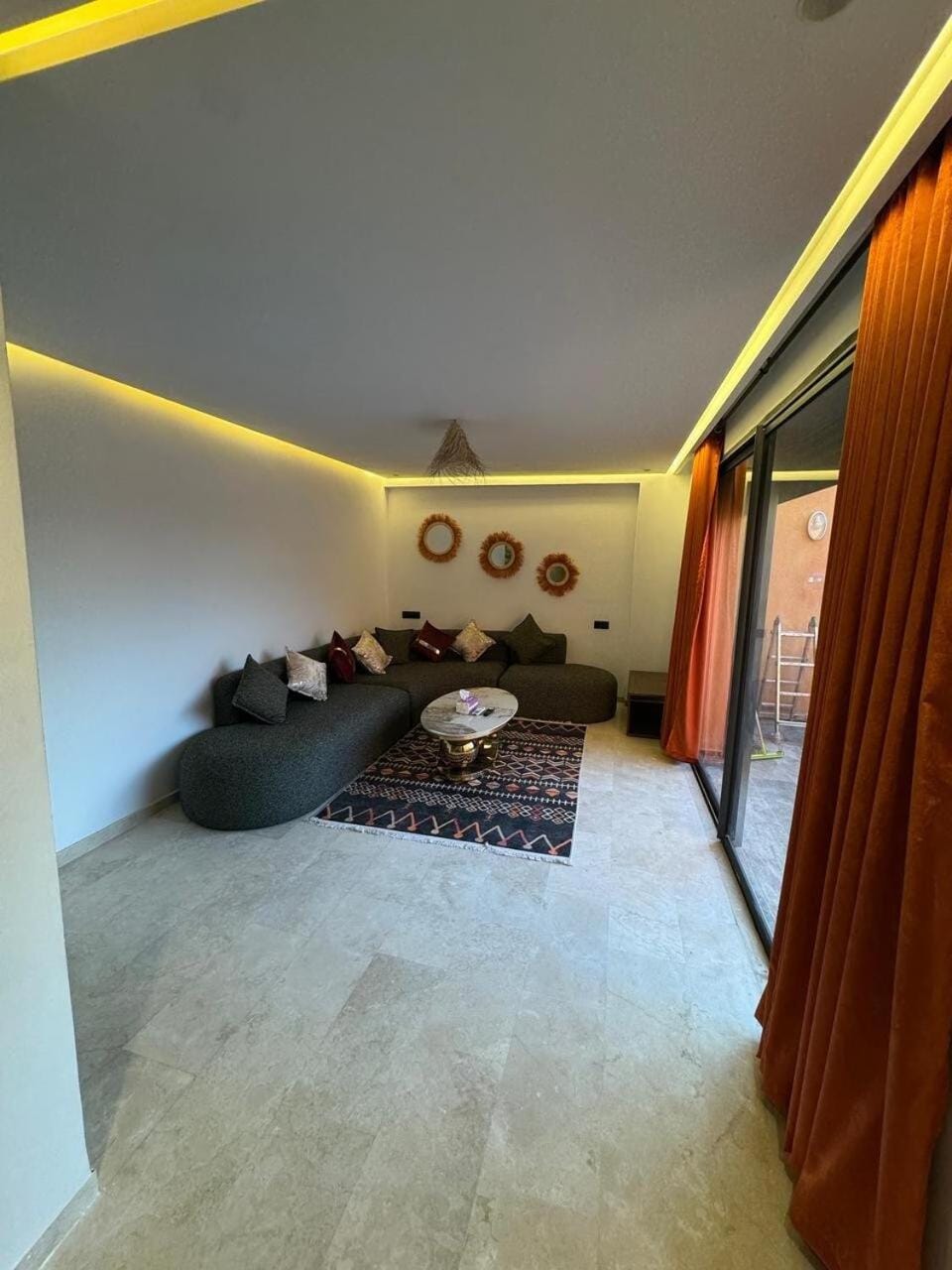 Photo of the whole room, Seating area