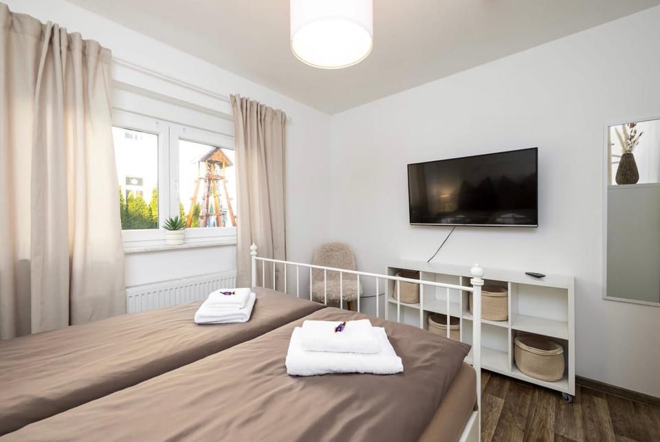 Bed, Photo of the whole room, Bedroom, towels
