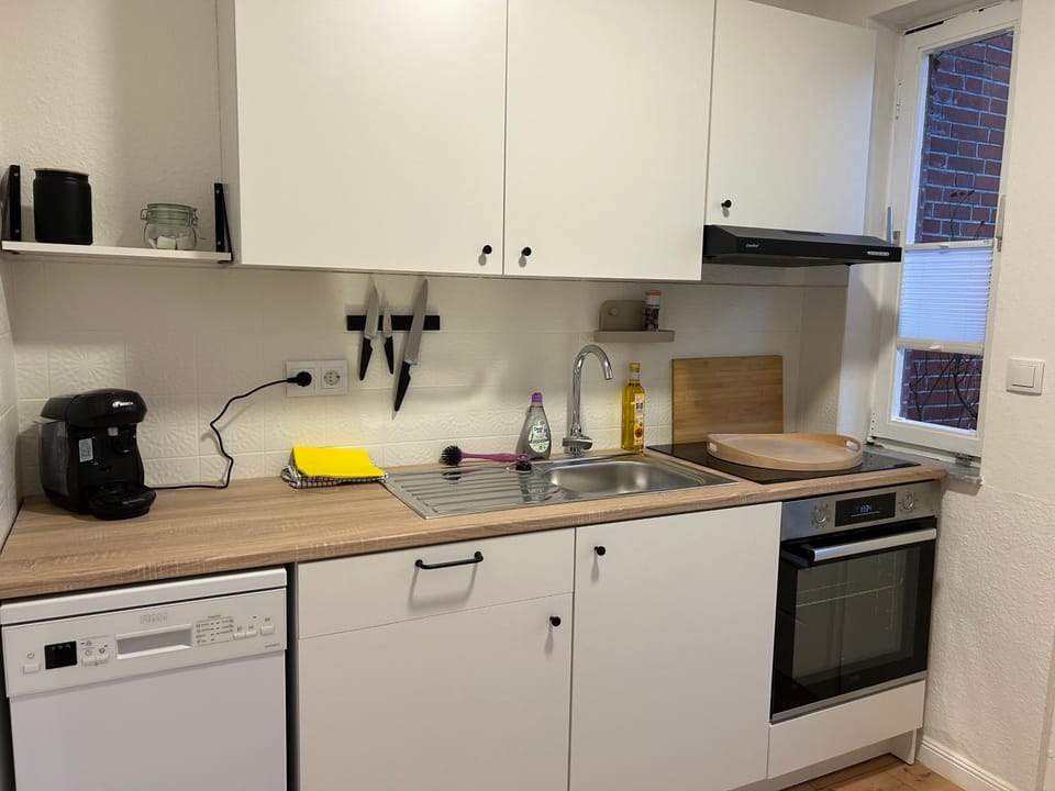 Coffee/tea facilities, Kitchen or kitchenette, dishwasher, stove