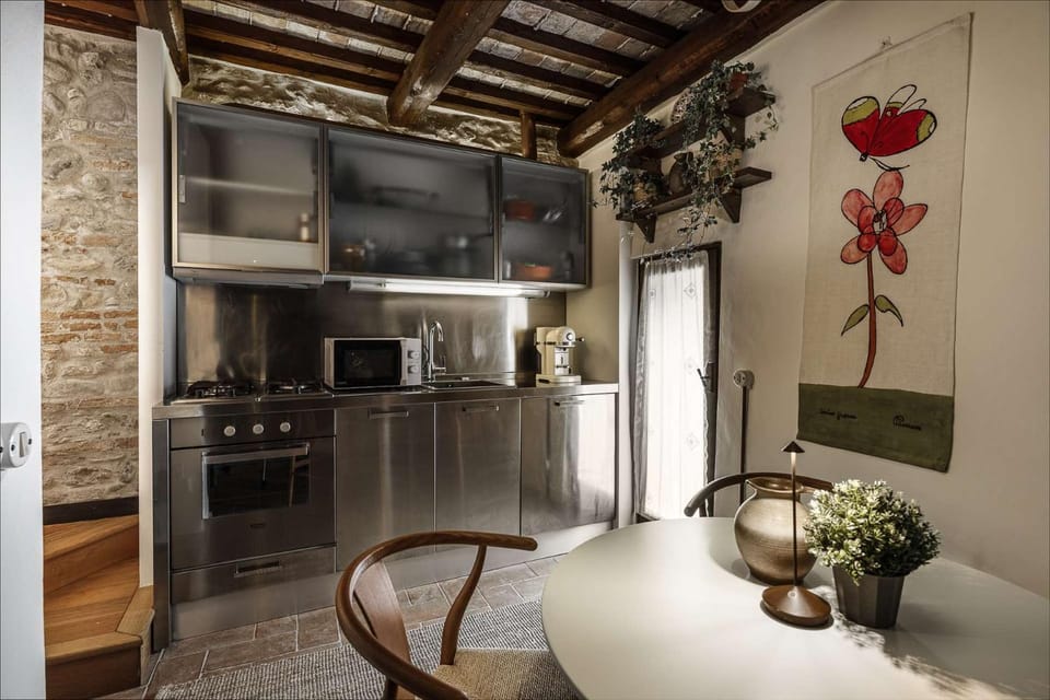 Coffee/tea facilities, Kitchen or kitchenette, Dining area, minibar, stove