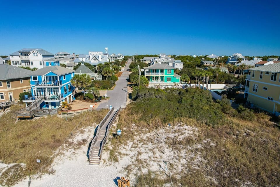 Surfer Dog l Beachfront Pool l Includes Beach Chairs and Bikes House in Inlet Beach