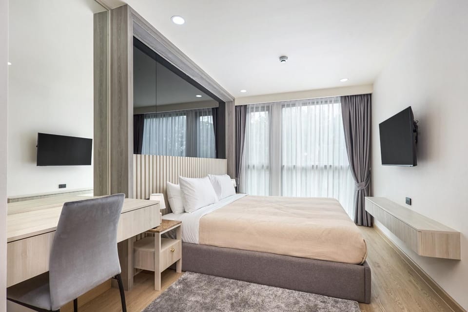 Bed, TV and multimedia, Bedroom