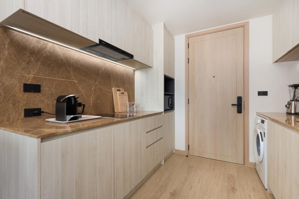 Coffee/tea facilities, Kitchen or kitchenette, stove, toaster
