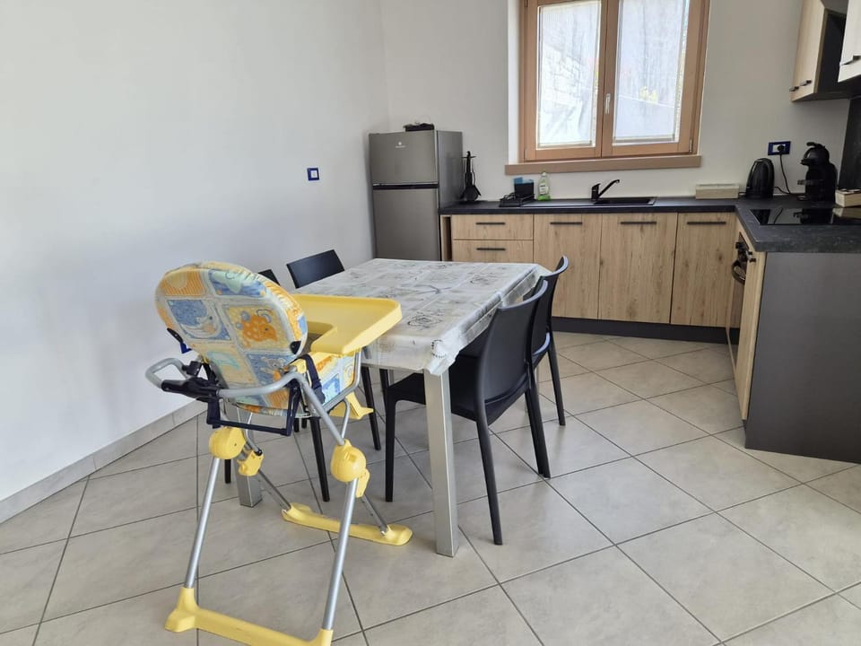 children, young children, kitchen