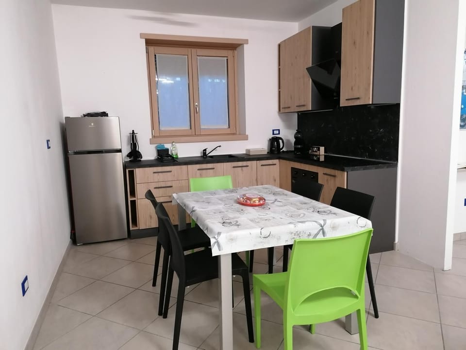 Kitchen or kitchenette, Dining area, stove