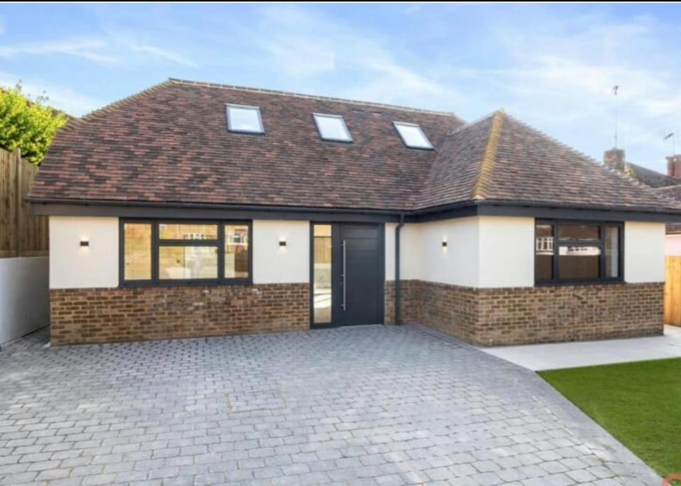 Brighton new home 2 double beds parking ev charger House in Brighton