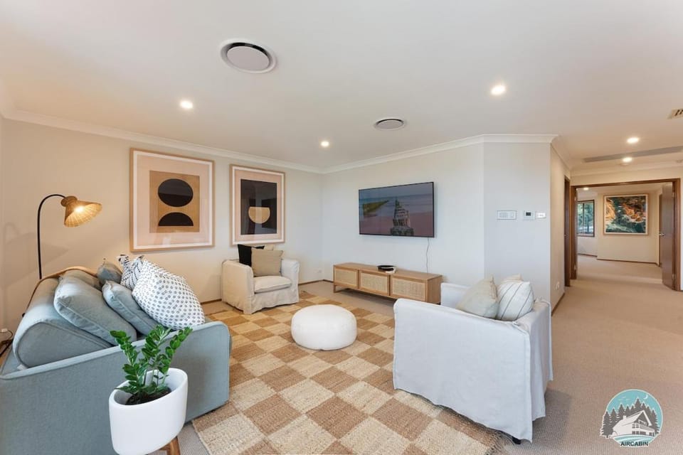 Hilltop Haven-Shell Cove Villa in Wollongong