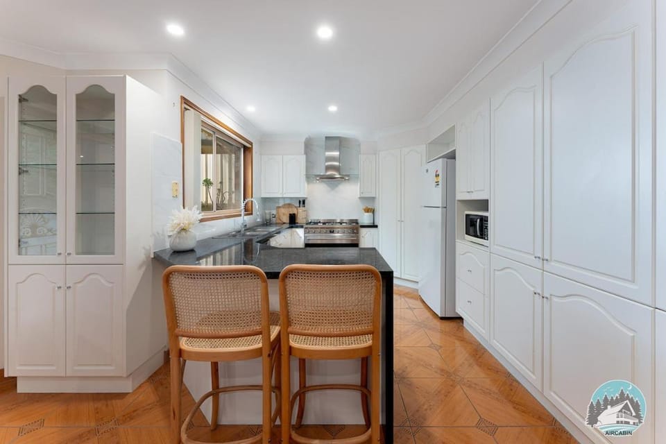 Hilltop Haven-Shell Cove Villa in Wollongong