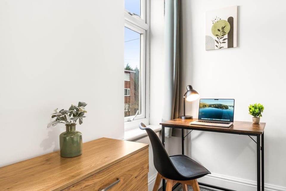 Comfortable 4 Bed Home - Free Parking & Fast WiFi Apartment in England
