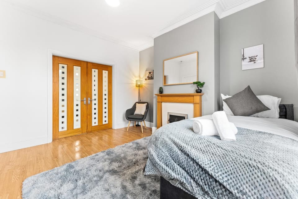 Comfortable 4 Bed Home - Free Parking & Fast WiFi Apartment in England