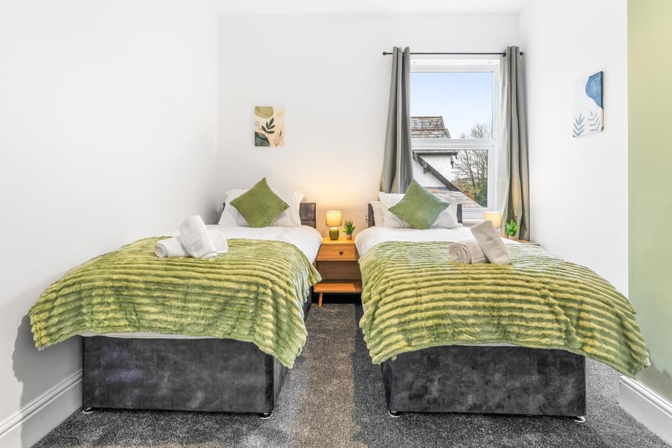 Comfortable 4 Bed Home - Free Parking & Fast WiFi Apartment in England