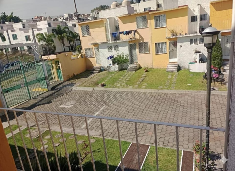 Casa en fraccionamiento en Ahuatepec con alberca, cancha y cerca de Tepoztlán House in Cuernavaca