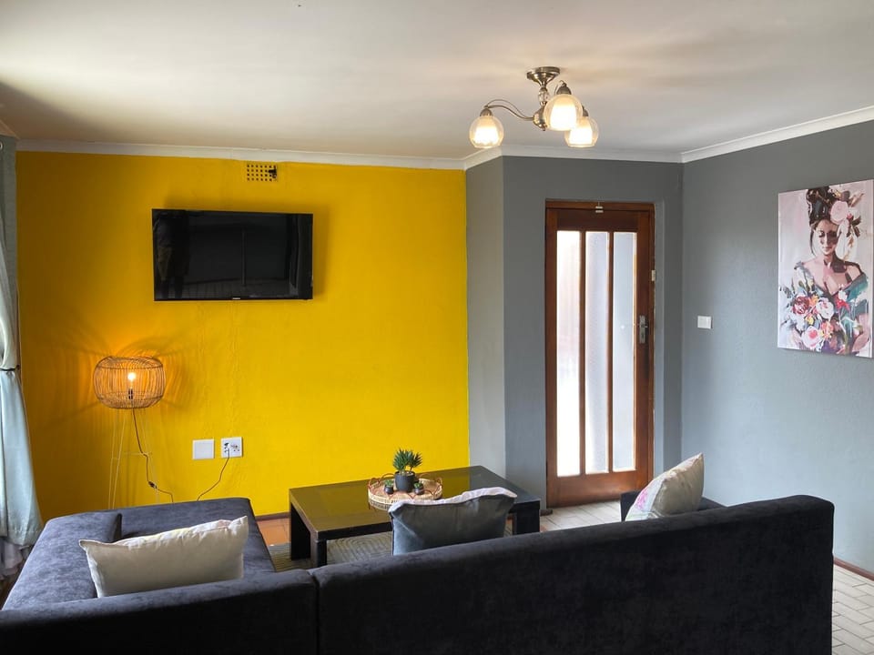 Unit 3 TraversHub Sleeps 6 Self-Catering Group Belhar, CT Apartment in Cape Town