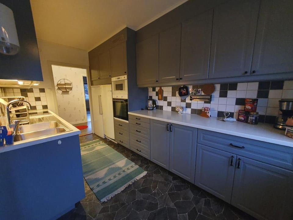 Coffee/tea facilities, Kitchen or kitchenette, dishwasher, oven, stove