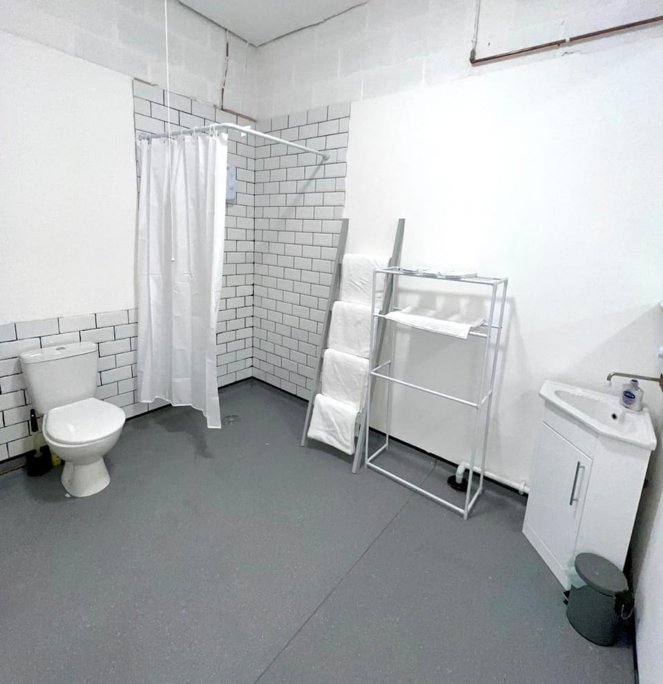 Goldsmith Factory Refurb 4 Double beds 2 bedrooms Apartment in Birmingham