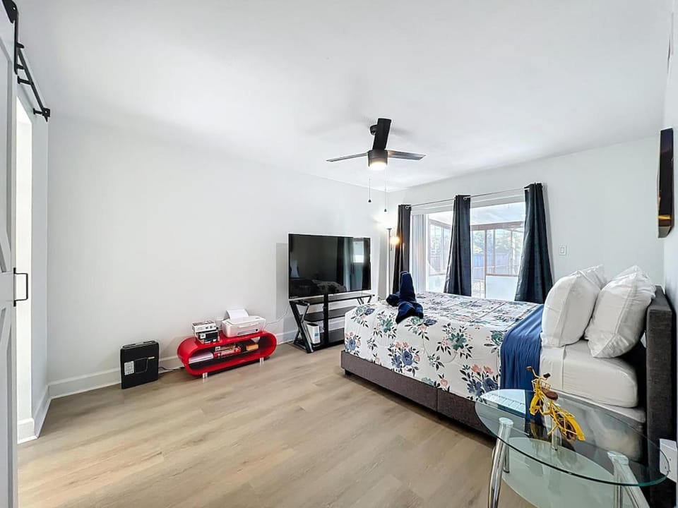 Heated Pool and spa Jacuzzi Near Disney, Universal , airport , epic universe, seaworld ,convention center with and Xbox TVs in every room ,BBQ,King bed WiFi and Coffee , espresso machine House in Orlando