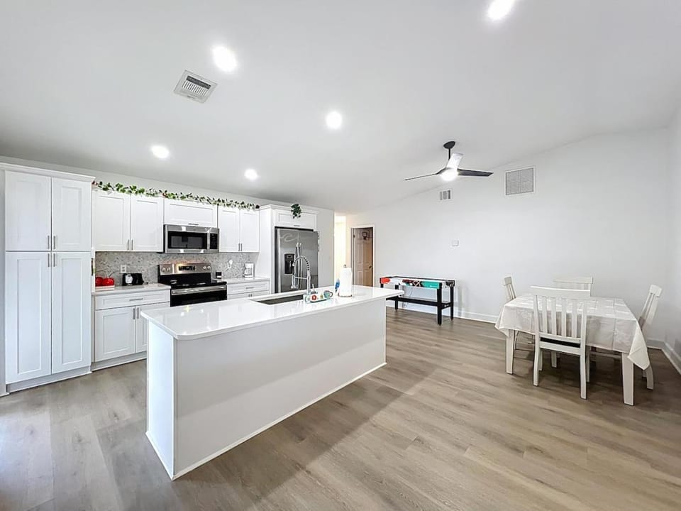 Heated Pool and spa Jacuzzi Near Disney, Universal , airport , epic universe, seaworld ,convention center with and Xbox TVs in every room ,BBQ,King bed WiFi and Coffee , espresso machine House in Orlando