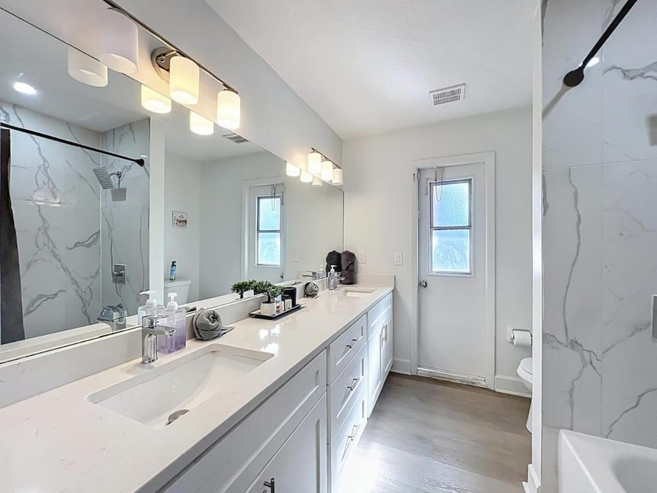 Heated Pool and spa Jacuzzi Near Disney, Universal , airport , epic universe, seaworld ,convention center with and Xbox TVs in every room ,BBQ,King bed WiFi and Coffee , espresso machine House in Orlando