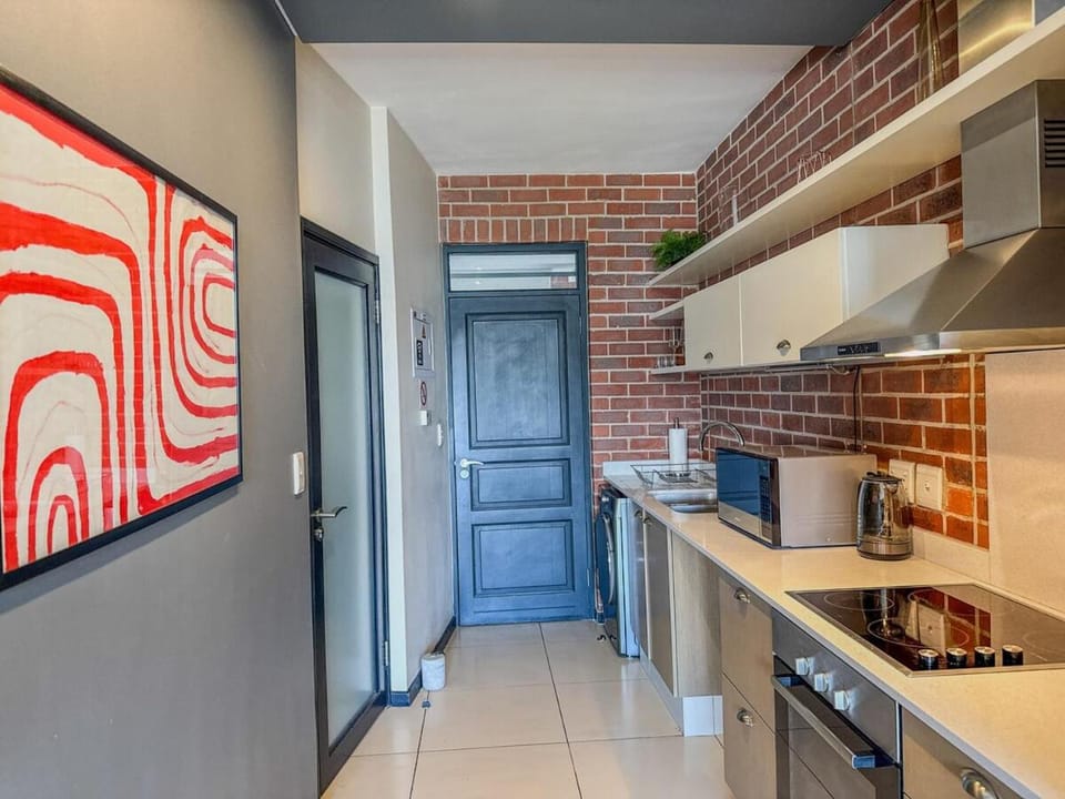 Bright Rosebank Gem Connected to the Mall with Backup Generator Apartment in Johannesburg