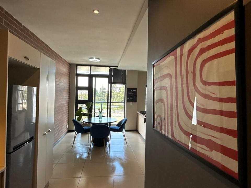 Bright Rosebank Gem Connected to the Mall with Backup Generator Apartment in Johannesburg