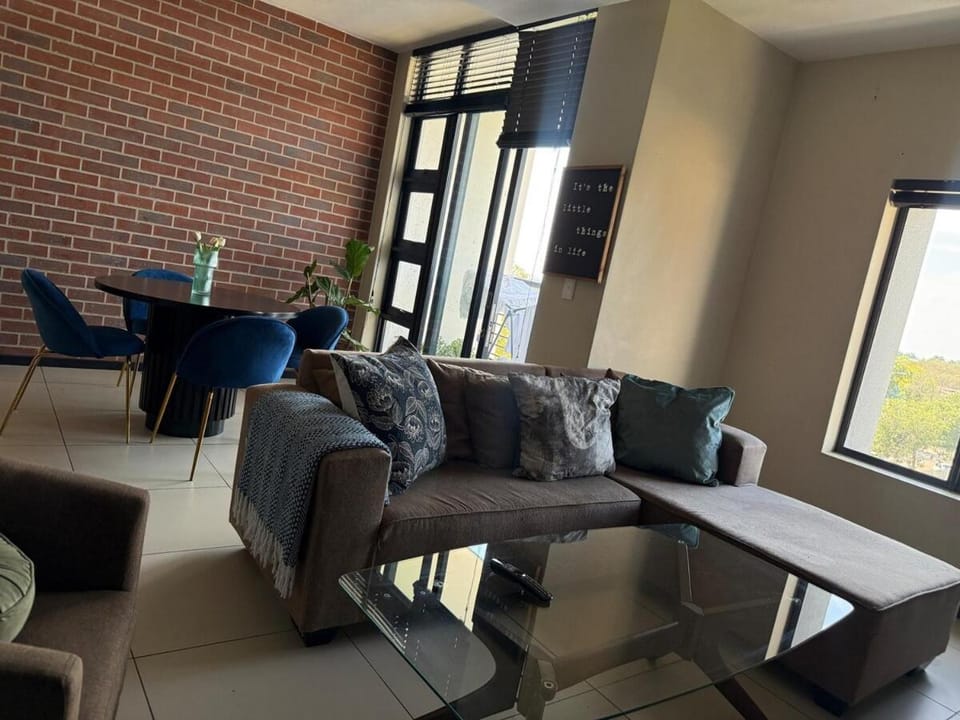 Bright Rosebank Gem Connected to the Mall with Backup Generator Apartment in Johannesburg