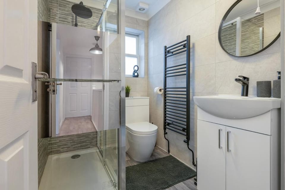 Modern 3BR Home - Designated Parking - Groups House in Wales