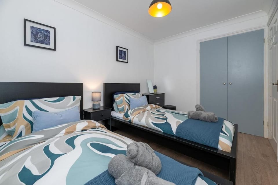 Modern 3BR Home - Designated Parking - Groups House in Wales